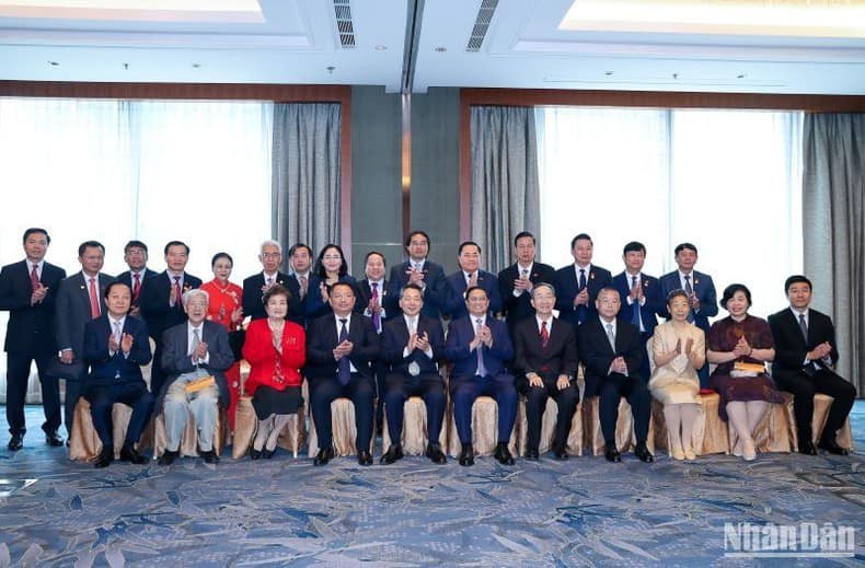 Prime Minister meets Chinese friendship scholars in Beijing. Photo: NDO Prime Minister meets Chinese friendship scholars in Beijing. Photo: NDO