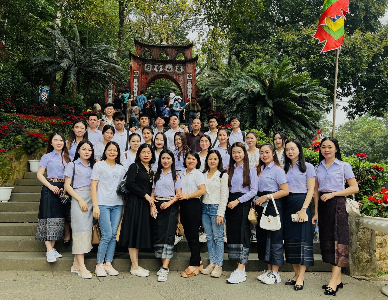 Liên hiệp các tổ chức hữu nghị tỉnh Yên Bái phối hợp với Trường Cao đẳng Yên Bái và Trường Cao đẳng Nghê Yên Bái tổ chức chuyến tham quan tại tỉnh Phú Thọ cho 25 em lưu học sinh Lào đang học tập tại tỉnh Yên Bái. Liên hiệp các tổ chức hữu nghị tỉnh Yên Bái phối hợp với Trường Cao đẳng Yên Bái và Trường Cao đẳng Nghê Yên Bái tổ chức chuyến tham quan tại tỉnh Phú Thọ cho 25 em lưu học sinh Lào đang học tập tại tỉnh Yên Bái.