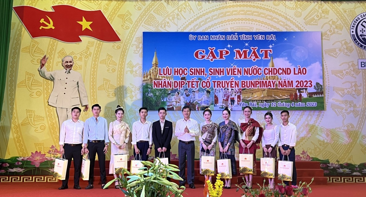 Đồng chí Ngô Hạnh Phúc - Phó Chủ tịch UBND tỉnh, Chủ tịch Liên hiệp các tổ chức hữu nghị tỉnh Yên Bái trao quà cho các em lưu học sinh, sinh viên Lào nhân dịp Tết cổ truyền Bunpimay 2023 Đồng chí Ngô Hạnh Phúc - Phó Chủ tịch UBND tỉnh, Chủ tịch Liên hiệp các tổ chức hữu nghị tỉnh Yên Bái trao quà cho các em lưu học sinh, sinh viên Lào nhân dịp Tết cổ truyền Bunpimay 2023
