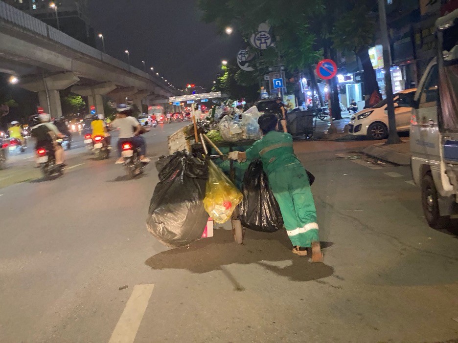 Công việc vệ sinh môi trường góp phần mang đến hình ảnh sạch đẹp cho từng con phố. Công việc vệ sinh môi trường góp phần mang đến hình ảnh sạch đẹp cho từng con phố.