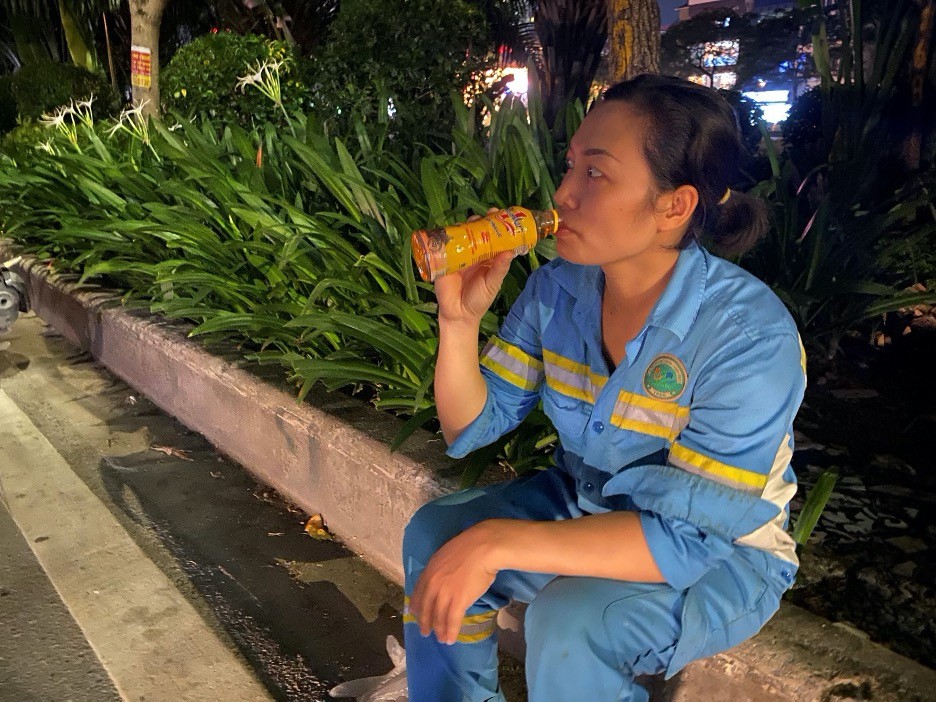 Sự vất vả và áp lực của công việc vệ sinh môi trường không phải ai cũng biết. Sự vất vả và áp lực của công việc vệ sinh môi trường không phải ai cũng biết.