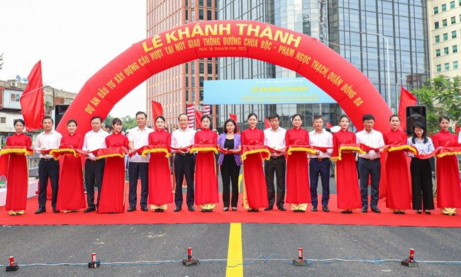 Thông xe cầu vượt chữ C dài hơn 300m ở Hà Nội Thông xe cầu vượt chữ C dài hơn 300m ở Hà Nội ảnh 1