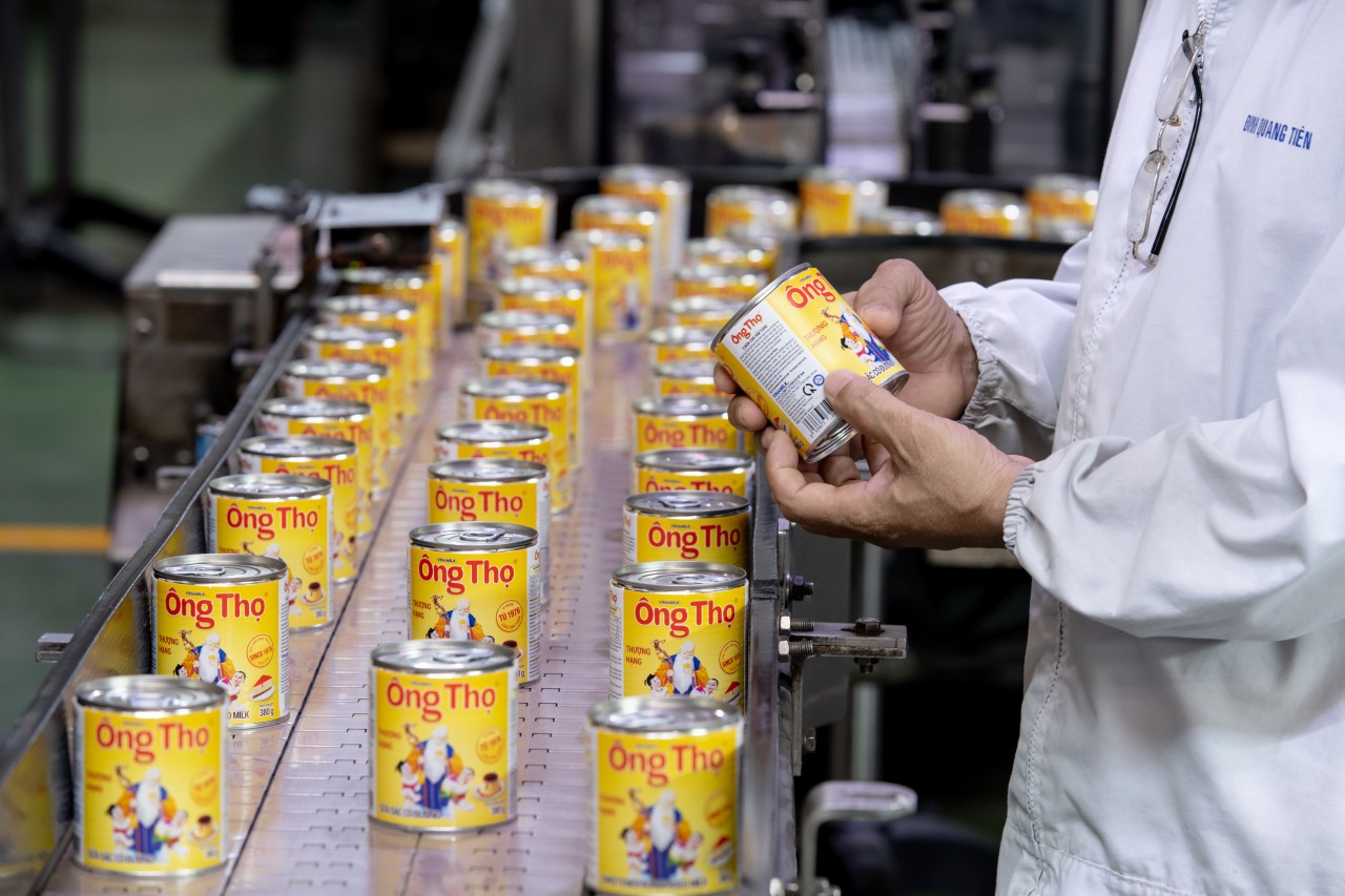 Sữa đặc Ông Thọ - sản phẩm sữa “quốc dân” của Vinamilk với hơn 1 triệu sản phẩm được sản xuất mỗi ngày, phục vụ cho thị trường trong nước và hiện đã có mặt tại 35 quốc gia. Sữa đặc Ông Thọ - sản phẩm sữa “quốc dân” của Vinamilk với hơn 1 triệu sản phẩm được sản xuất mỗi ngày, phục vụ cho thị trường trong nước và hiện đã có mặt tại 35 quốc gia.