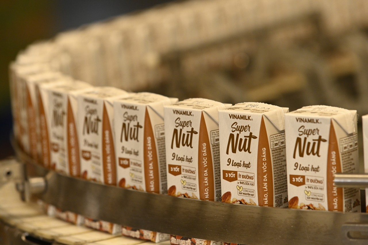 Tuy mới ra mắt nhưng “tân binh” Sữa 9 loại hạt Super Nut của Vinamilk đang nhận được sự yêu thích lớn của người tiêu dùng về cả vị ngon lẫn chất lượng. Tuy mới ra mắt nhưng “tân binh” Sữa 9 loại hạt Super Nut của Vinamilk đang nhận được sự yêu thích lớn của người tiêu dùng về cả vị ngon lẫn chất lượng.