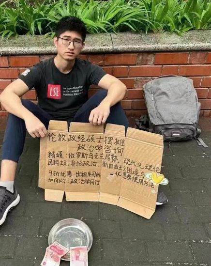 Một thanh niên dựng biển rao bán kiến thức trên phố. Chụp ảnh màn hình
