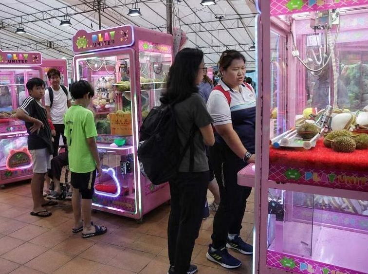 Máy gắp sầu riêng tại Singapore. Ảnh: GIN TAY Máy gắp sầu riêng tại Singapore. Ảnh: GIN TAY