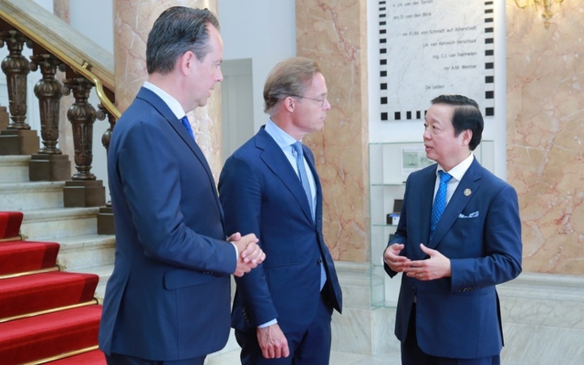 Deputy PM Ha meets with Prince Jaime de Bourbon de Parme, Climate Envoy of the Netherlands. Source: VOV Deputy PM Ha meets with Prince Jaime de Bourbon de Parme, Climate Envoy of the Netherlands. Source: VOV