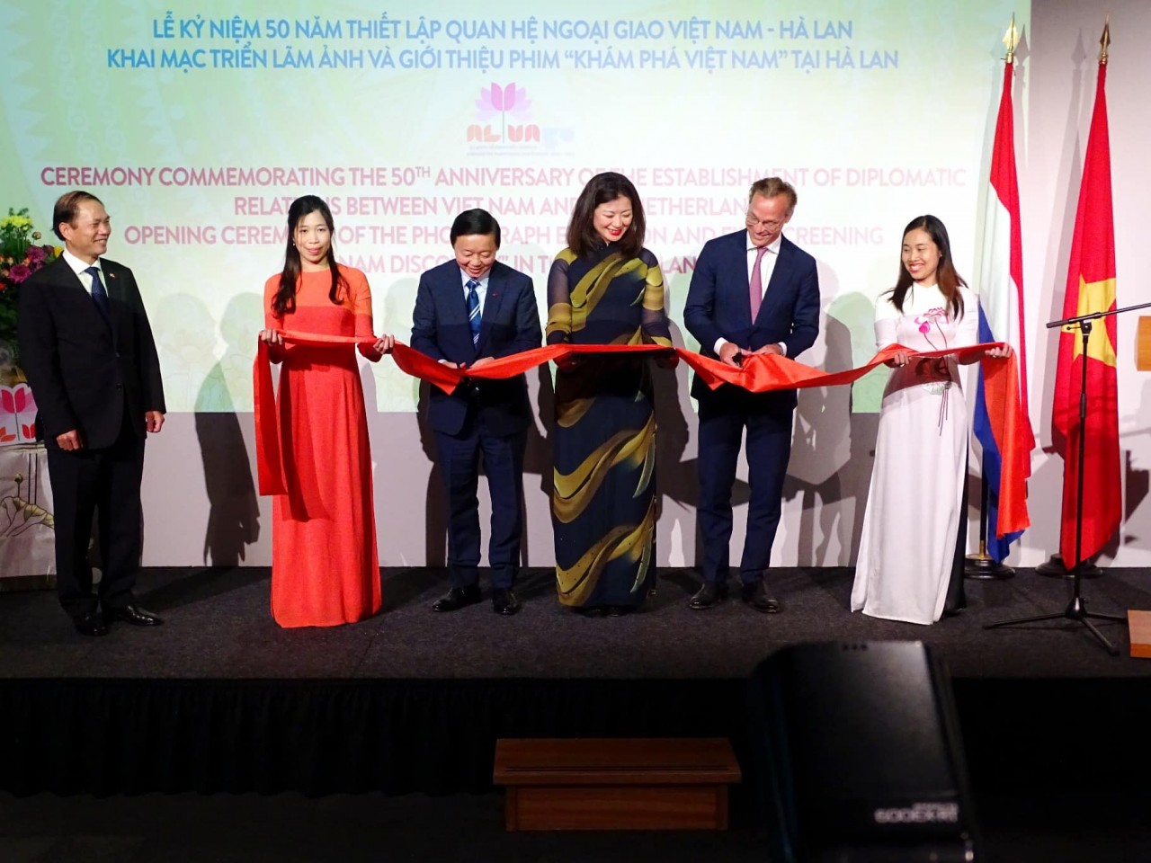 Deputy Prime Minister Tran Hong Ha and Prince Jaime de Bourbon de Parme opened a series of photo exhibitions and documentaries with the theme Vietnam, Netherlands Strengthen Cooperation in Climate Change Adaptation