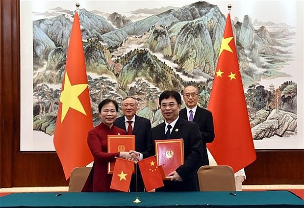 Chief Justice of the Supreme People's Court Nguyen Hoa Binh and President of the Supreme People's Court of China Zhang witness the signing ceremony of the Memoranda of Understanding on cooperation between the Court of the Guangxi Zhuang Autonomous Region and the People's Courts of Vietnam's Lang Son province. (Photo: VNA) Chief Justice of the Supreme People's Court Nguyen Hoa Binh and President of the Supreme People's Court of China Zhang witness the signing ceremony of the Memoranda of Understanding on cooperation between the Court of the Guangxi Zhuang Autonomous Region and the People's Courts of Vietnam's Lang Son province. (Photo: VNA)