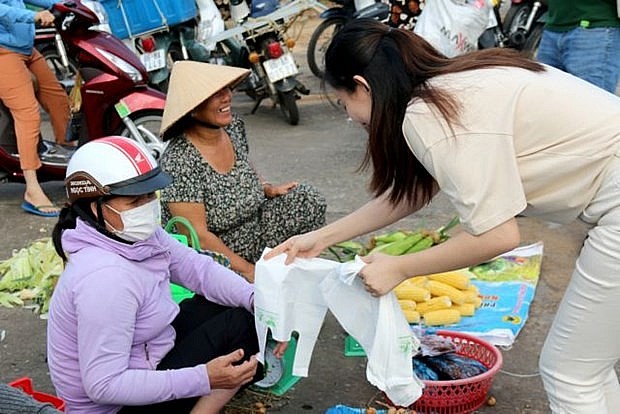 The Women's Union of Phu Quy district presents eco-friendly biodegradable plastic bags to sellers at Tam Thanh Market, Phu Quy island, the southern province of Binh Thuan. (Photo: VNA) The Women's Union of Phu Quy district presents eco-friendly biodegradable plastic bags to sellers at Tam Thanh Market, Phu Quy island, the southern province of Binh Thuan. (Photo: VNA)