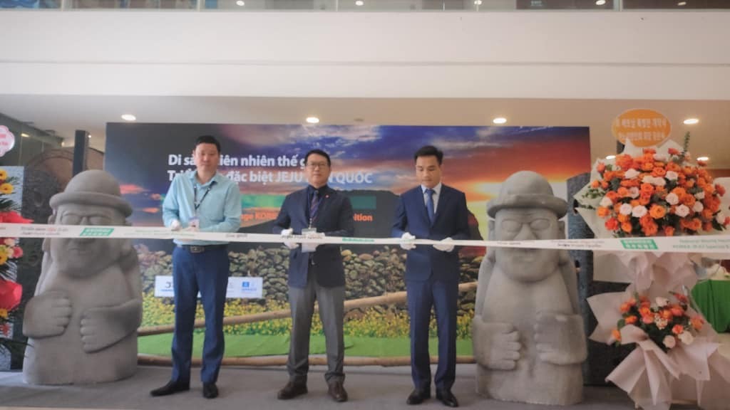 Representatives of Jeju World Heritage Center, Ha Long Bay Management Board and Quang Ninh Museum cut the ribbon to open the exhibition. Source: Dao Linh Representatives of Jeju World Heritage Center, Ha Long Bay Management Board and Quang Ninh Museum cut the ribbon to open the exhibition. Source: Dao Linh