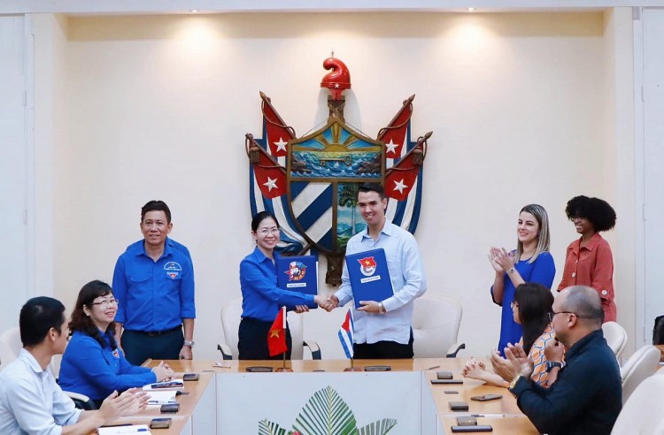 Bí thư Thành Đoàn TP.HCM Phan Thị Thanh Phương và Bí thư thứ nhất Thành Đoàn thành phố La Habana Raun Alejandro Panmero Fernandez đã ký kết Bản ghi nhớ hợp tác (MOU)