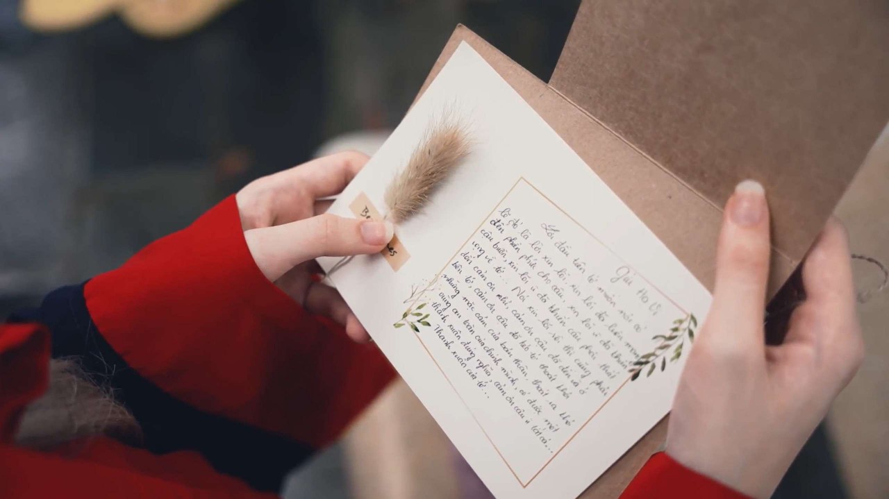 Dòng thư tay của nam chính “Cảm ơn cậu đã đến và ở bên tớ (…) để tớ có một thanh xuân đúng nghĩa, cảm ơn cậu vì tất cả, thanh xuân của tớ” đã lấy đi nước mắt của không ít khán giả trong hội trường. Dòng thư tay của nam chính “Cảm ơn cậu đã đến và ở bên tớ (…) để tớ có một thanh xuân đúng nghĩa, cảm ơn cậu vì tất cả, thanh xuân của tớ” đã lấy đi nước mắt của không ít khán giả trong hội trường.
