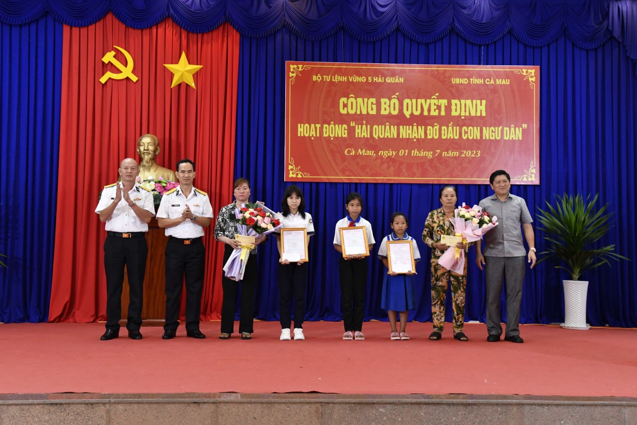 Vùng 5 Hải quân nhận đỡ đầu 3 con ngư dân tỉnh Cà Mau Vùng 5 Hải quân nhận đỡ đầu 3 con ngư dân tỉnh Cà Mau