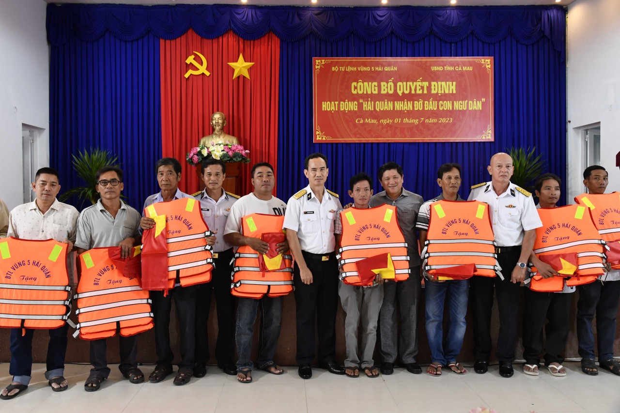Vùng 5 Hải quân nhận đỡ đầu 3 con ngư dân tỉnh Cà Mau Vùng 5 Hải quân nhận đỡ đầu 3 con ngư dân tỉnh Cà Mau