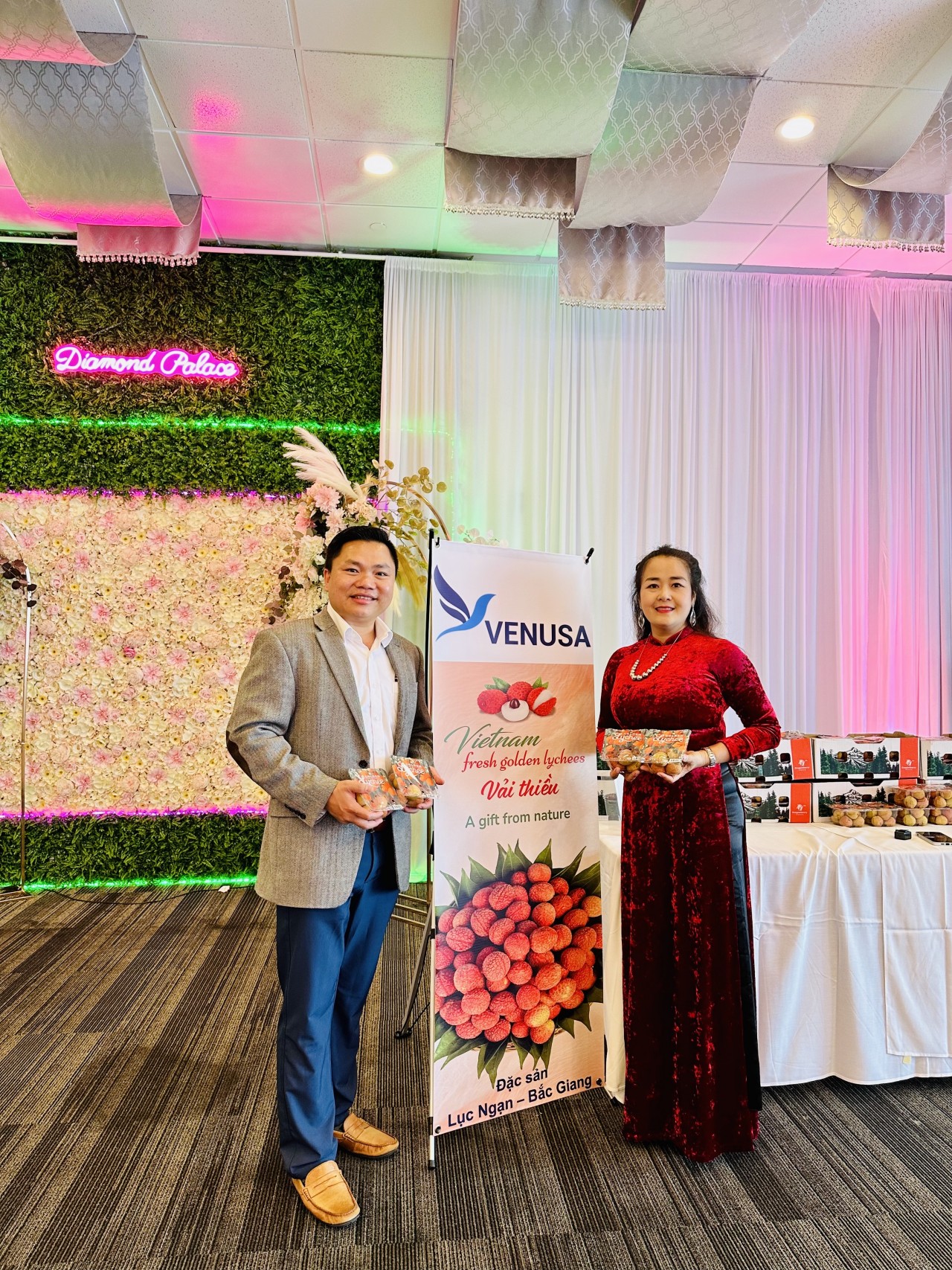 Hội Doanh nhân người Việt tại Mỹ quảng bá vải thiều đến Nam California Hội Doanh nhân người Việt tại Mỹ quảng bá vải thiều đến Nam California