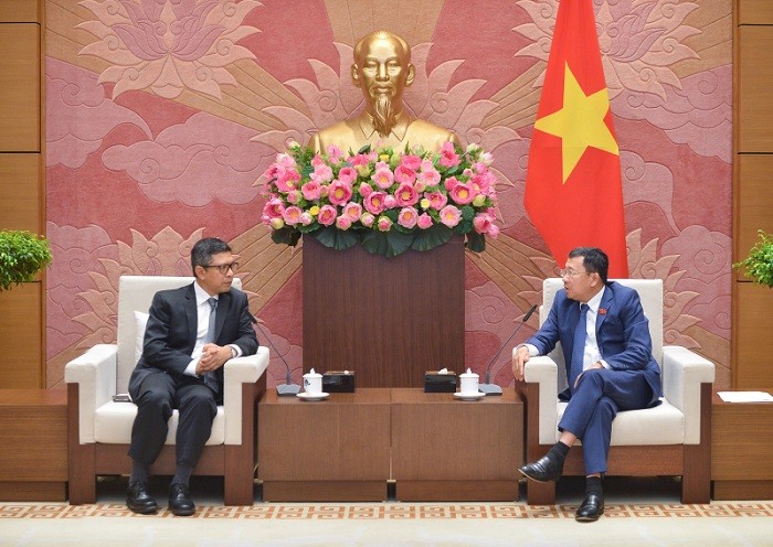 Chairman of the National Assembly’s Committee for External Relations Vu Hai Ha (right) and Ambassador of Indonesia to Vietnam Denny Abdi. Photo: NA Television Chairman of the National Assembly’s Committee for External Relations Vu Hai Ha (right) and Ambassador of Indonesia to Vietnam Denny Abdi. Photo: NA Television
