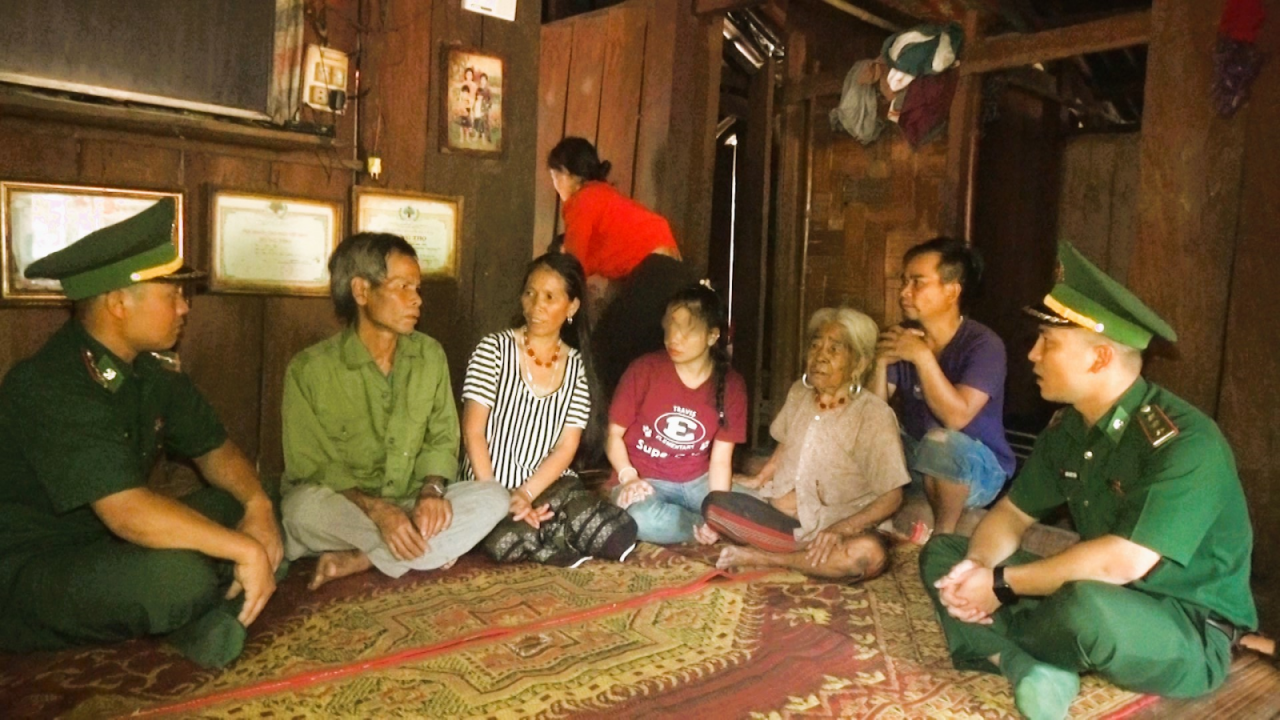 BĐBP Quảng Trị bàn giao cháu HTT về đoàn tụ cùng gia đình. BĐBP Quảng Trị bàn giao cháu HTT về đoàn tụ cùng gia đình.