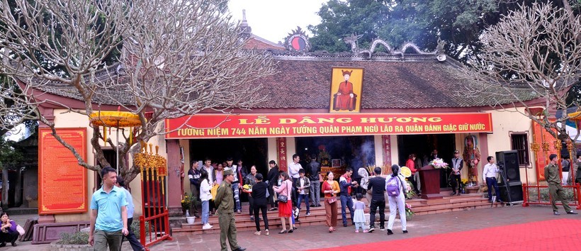 Nhà khoa bảng tự xây mộ cho mình Nhà khoa bảng tự xây mộ cho mình