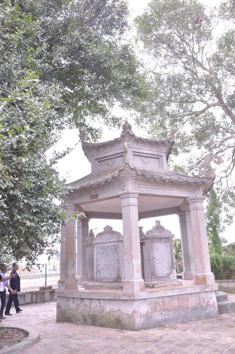 Nhà khoa bảng tự xây mộ cho mình Nhà khoa bảng tự xây mộ cho mình ảnh 1