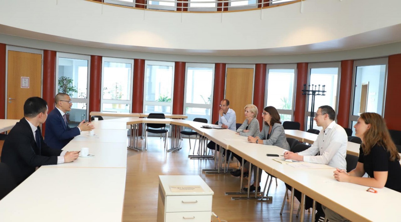 At the working session. Photo: VNA At the working session. Photo: VNA