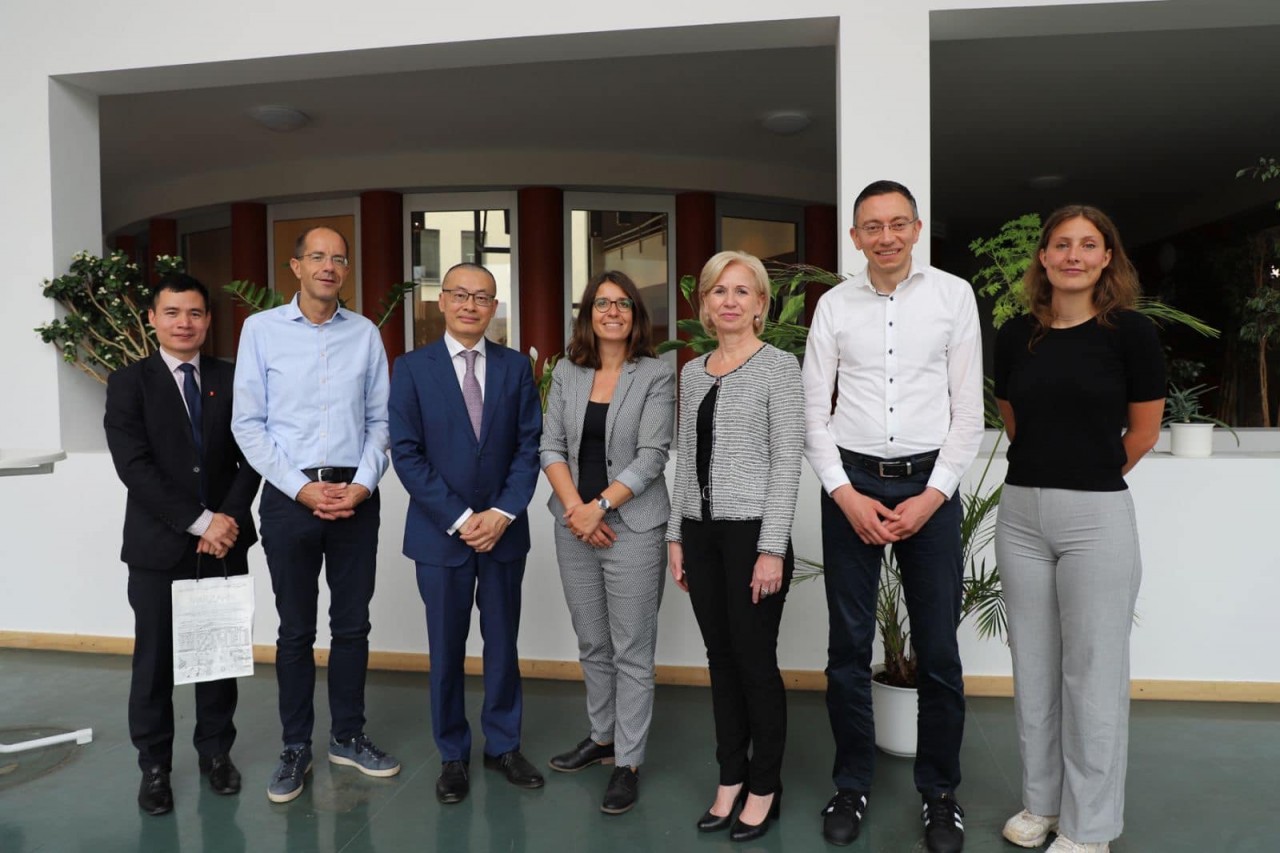 Ambassador Vu Quang Minh (third, from the left) và Nadja Zivkovic, Marzahn-Hellersdorf mayor (centre) at the session. Photo: VNA Ambassador Vu Quang Minh (third, from the left) và Nadja Zivkovic, Marzahn-Hellersdorf mayor (centre) at the session. Photo: VNA