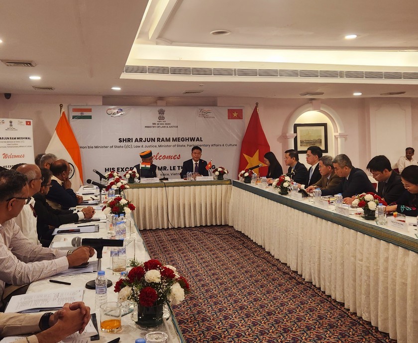 Bộ trưởng Bộ Pháp luật và Tư pháp Ấn Độ Shi Arjun Ram Meghwal hội đàm với Bộ trưởng Bộ Tư pháp Lê Thành Long về hợp tác hai nước trong lĩnh vực pháp luật và tư pháp (Ảnh: KT). Bộ trưởng Bộ Pháp luật và Tư pháp Ấn Độ Shi Arjun Ram Meghwal hội đàm với Bộ trưởng Bộ Tư pháp Lê Thành Long về hợp tác hai nước trong lĩnh vực pháp luật và tư pháp (Ảnh: KT).
