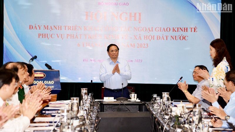 Đẩy mạnh công tác ngoại giao kinh tế phục vụ phát triển đất nước Đẩy mạnh công tác ngoại giao kinh tế phục vụ phát triển đất nước