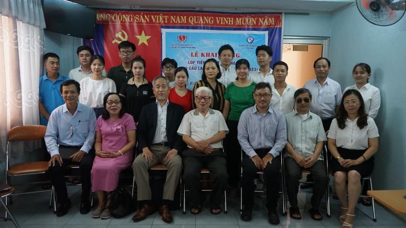 Các học viên của lớp học chụp ảnh lưu niệm cùng đại diện Hội Bảo trợ người khuyết tật và trẻ mồ côi TP Đà Nẵng, Tổ chức Zeno Shounen Bokujo Nhật Bản. Các học viên của lớp học chụp ảnh lưu niệm cùng đại diện Hội Bảo trợ người khuyết tật và trẻ mồ côi TP Đà Nẵng, Tổ chức Zeno Shounen Bokujo Nhật Bản.