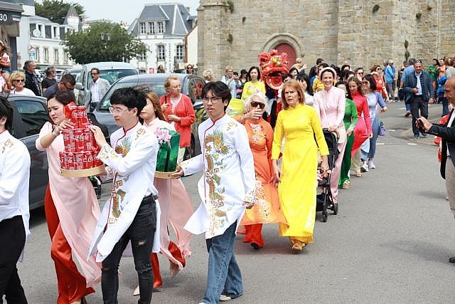 Parade to promote Vietnamese culture in the centre of Larmor Plage city. Parade to promote Vietnamese culture in the centre of Larmor Plage city.