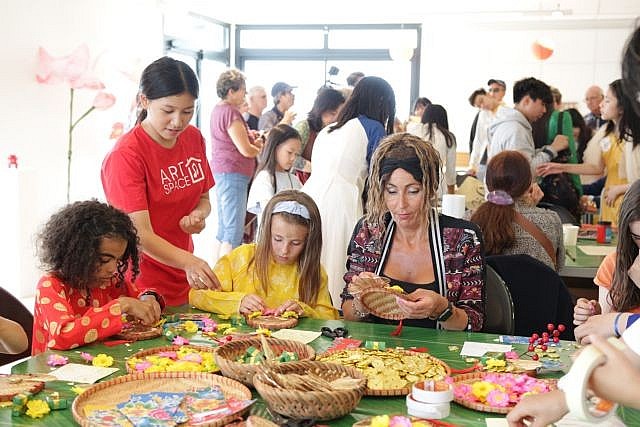 French children and their parents are passionate about discovering Vietnamese culture. Photos courtesy of Art Space French children and their parents are passionate about discovering Vietnamese culture. Photos courtesy of Art Space