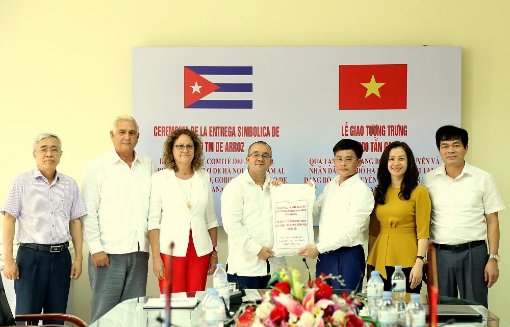 Deputy Director of Hanoi Department of Finance Mai Cong Quyen and Deputy Embassy of Cuba in Vietnam Joy Puentes Saldies, and delegates performed the symbolic rice-giving ceremony. Photo: Van Truong Deputy Director of Hanoi Department of Finance Mai Cong Quyen and Deputy Embassy of Cuba in Vietnam Joy Puentes Saldies, and delegates performed the symbolic rice-giving ceremony. Photo: Van Truong