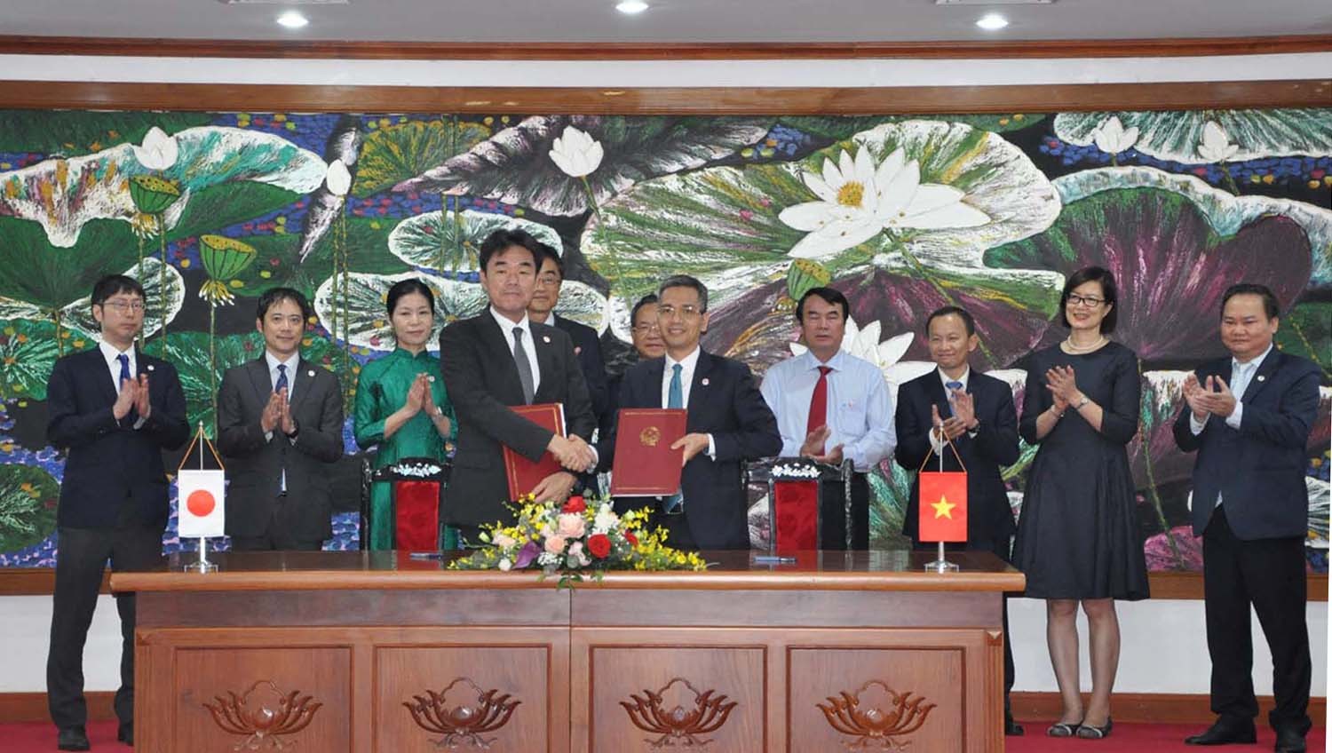 Thứ trưởng Võ Thành Hưng và ông ông Sugano Yuichi, Trưởng đại diện JICA ký các thỏa thuận vay vốn trước sự chứng kiến của các đại biểu tham dự Thứ trưởng Võ Thành Hưng và ông ông Sugano Yuichi, Trưởng đại diện JICA ký các thỏa thuận vay vốn trước sự chứng kiến của các đại biểu tham dự