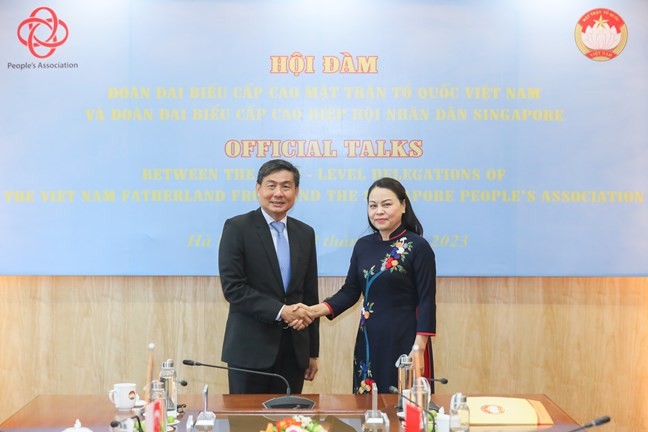 Phó Chủ tịch - Tổng Thư ký Nguyễn Thị Thu Hà và Giám đốc điều hành Hiệp hội Nhân dân Singapore Jimmy Toh Yong Leng (Ảnh: mattran.org.vn). Phó Chủ tịch - Tổng Thư ký Nguyễn Thị Thu Hà và Giám đốc điều hành Hiệp hội Nhân dân Singapore Jimmy Toh Yong Leng (Ảnh: mattran.org.vn).