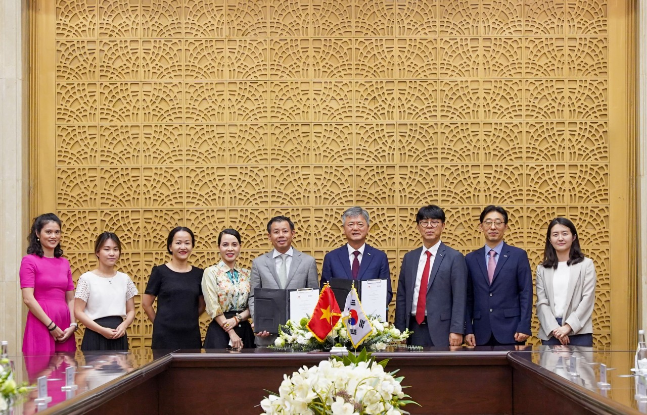 Vingroup và K-Sure ký MoU thúc đẩy hợp tác phát triển kinh tế Vingroup và K-Sure ký MoU thúc đẩy hợp tác phát triển kinh tế