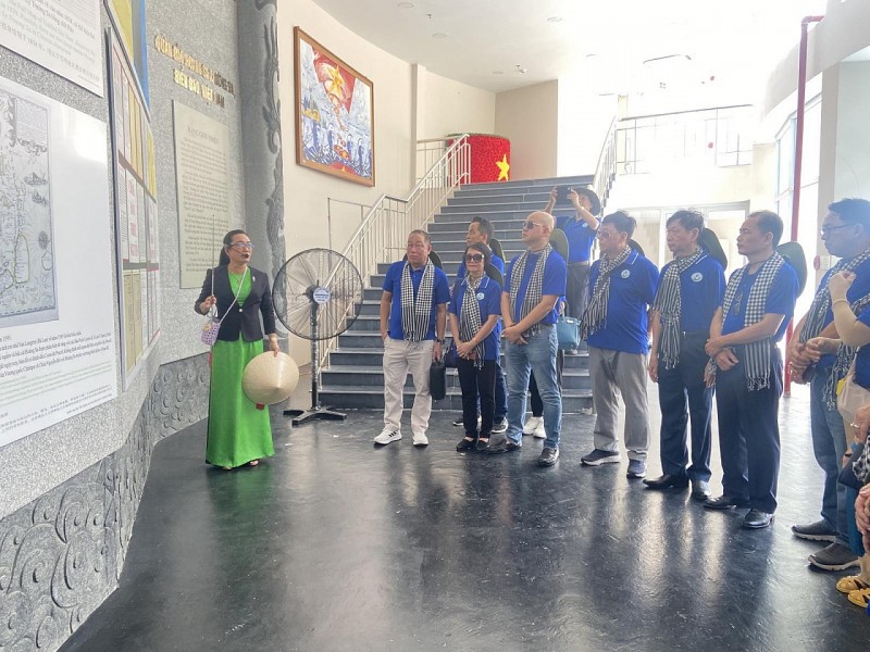 Kiều bào xúc động khi dâng hương khu tưởng niệm chiến sĩ Gạc Ma Kiều bào xúc động khi dâng hương khu tưởng niệm chiến sĩ Gạc Ma