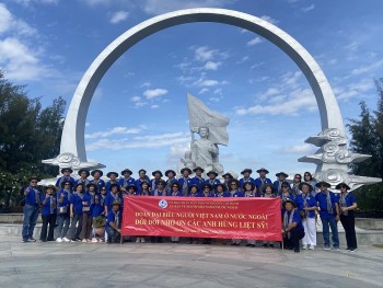 Kiều bào xúc động khi dâng hương khu tưởng niệm chiến sĩ Gạc Ma