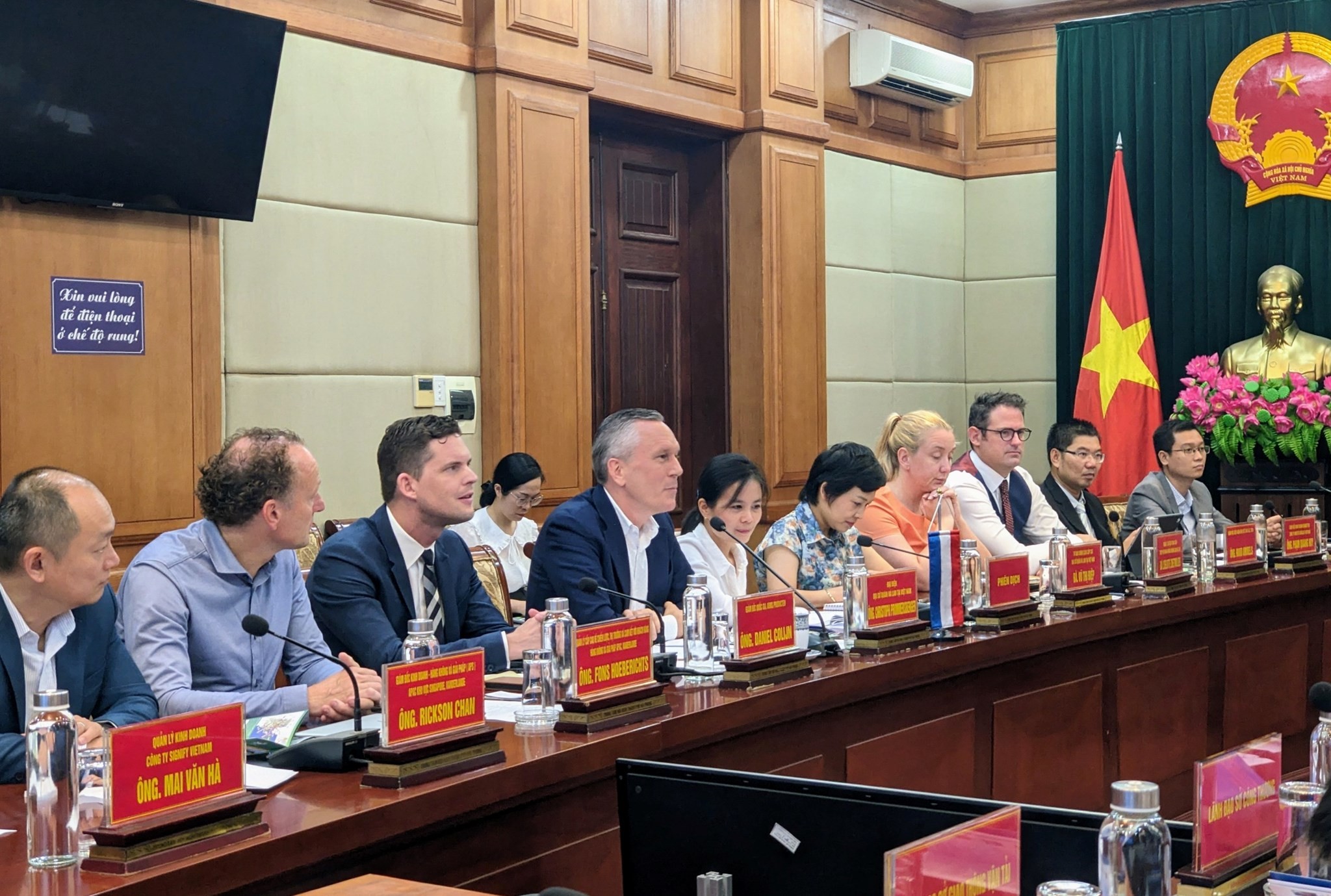 Đoàn doanh nghiệp Hàng không Hà Lan tại cuộc làm việc (Ảnh: haiphong.gov.vn). Đoàn doanh nghiệp Hàng không Hà Lan tại cuộc làm việc (Ảnh: haiphong.gov.vn).