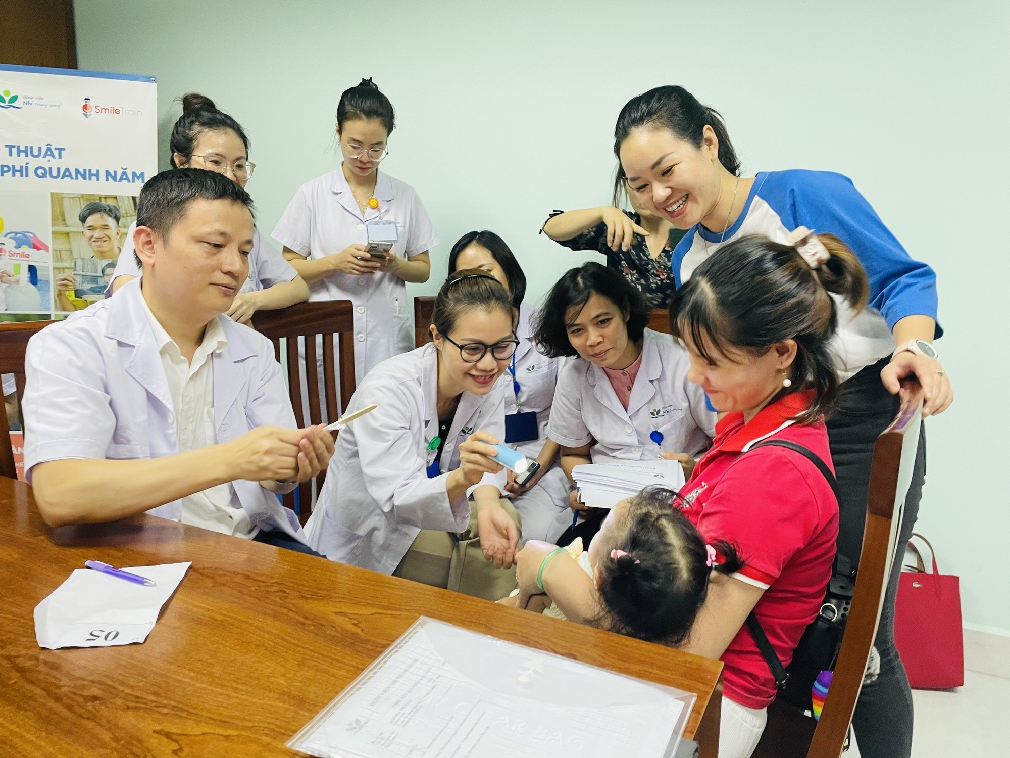 một bệnh nhi bị dị tật khe hở môi - vòm miệng đến thăm khám sáng 5/7. một bệnh nhi bị dị tật khe hở môi - vòm miệng đến thăm khám sáng 5/7.