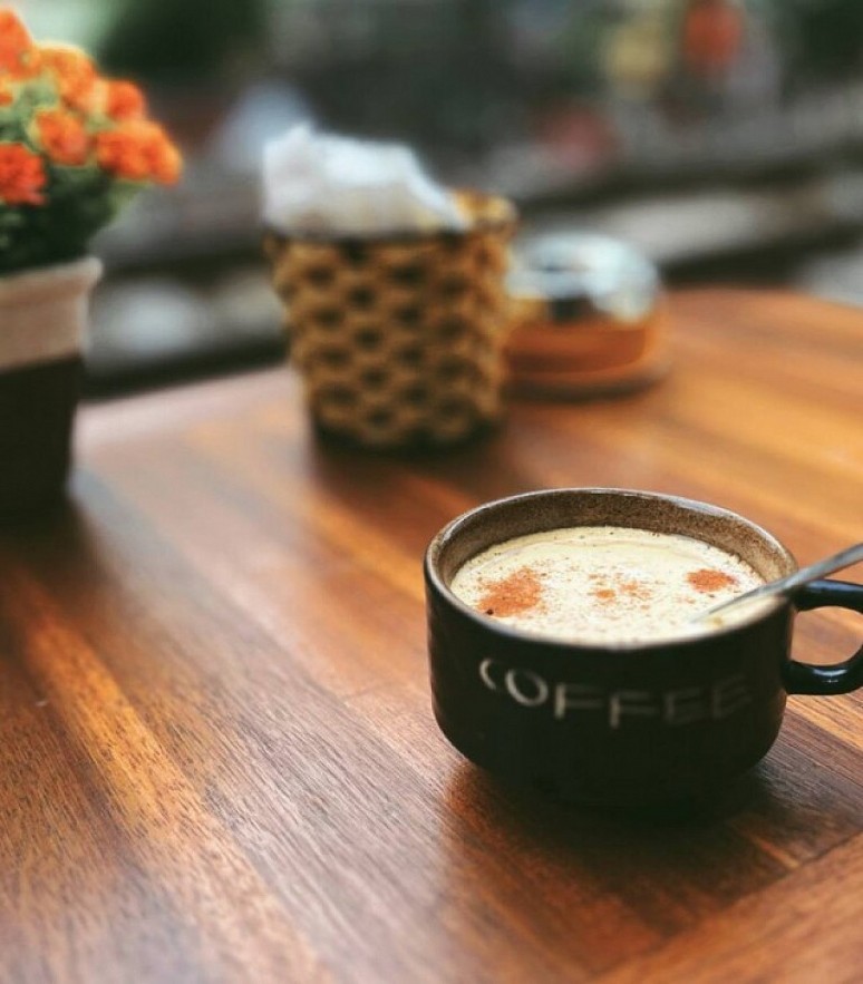 The drink is traditionally prepared with egg yolks, sugar, condensed milk and robusta coffee. Photo credit: YOUTHOPIA/FARHANA SUBUHAN The drink is traditionally prepared with egg yolks, sugar, condensed milk and robusta coffee. Photo credit: YOUTHOPIA/FARHANA SUBUHAN