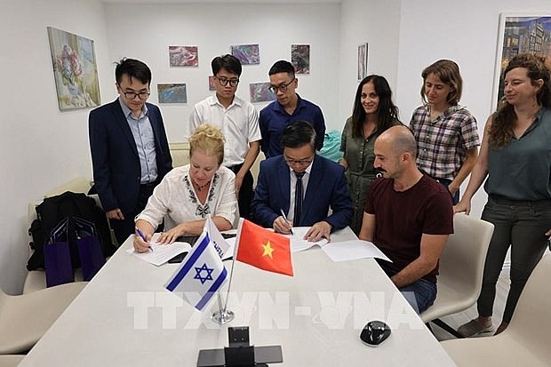 At the signing ceremony of the MoU on cooperation between VinUni and Sheba Medical Center (Photo: VNA) At the signing ceremony of the MoU on cooperation between VinUni and Sheba Medical Center (Photo: VNA)