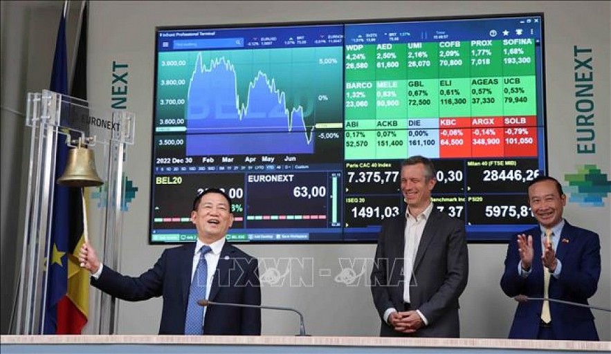 Finance Minister Ho Duc Phoc rings the bell at Euronext, the pan-European stock exchange in Brussels on july 4. (Photo: VNA) Finance Minister Ho Duc Phoc rings the bell at Euronext, the pan-European stock exchange in Brussels on july 4. (Photo: VNA)