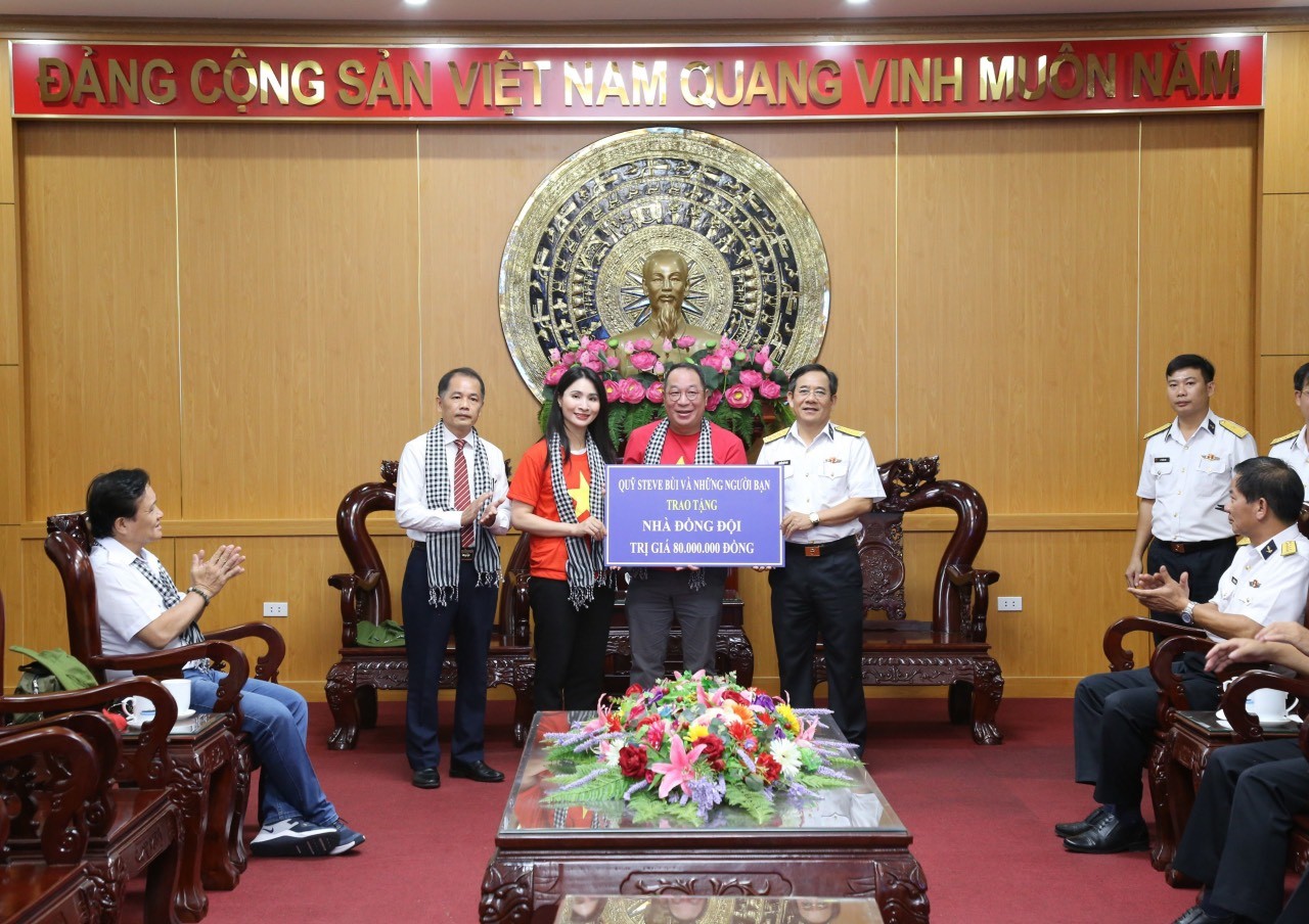 Đoàn kiều bào thăm và tặng quà cán bộ, chiến sĩ Vùng 4 Hải quân Đoàn kiều bào thăm và tặng quà cán bộ, chiến sĩ Vùng 4 Hải quân