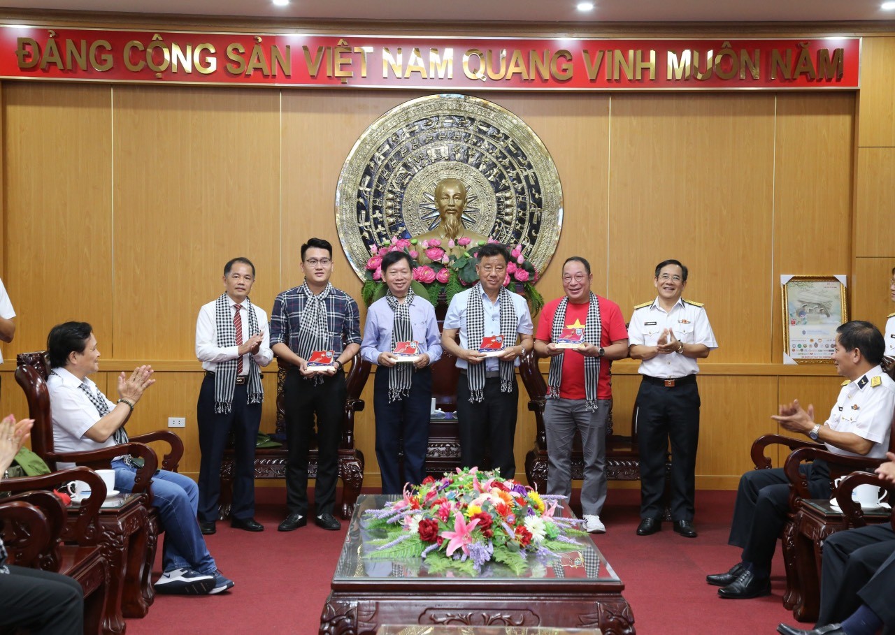 Đoàn kiều bào thăm và tặng quà cán bộ, chiến sĩ Vùng 4 Hải quân Đoàn kiều bào thăm và tặng quà cán bộ, chiến sĩ Vùng 4 Hải quân