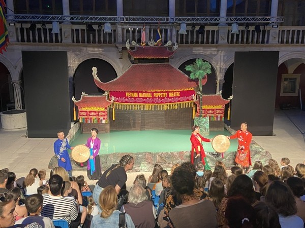 Vietnamese water puppet shows are held with the event featuring the daily life of farmers and common aspects of Vietnamese spiritual life. Source: Van Hoa newspaper Vietnamese water puppet shows are held with the event featuring the daily life of farmers and common aspects of Vietnamese spiritual life. Source: Van Hoa newspaper