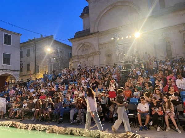 Audiences who came to watch the Vietnamese puppet show were extremely excited Audiences who came to watch the Vietnamese puppet show were extremely excited