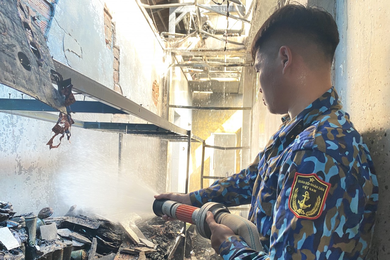 Cán bộ, chiến sĩ Vùng 5 Hải quân dùng vòi rồng dập lửa Cán bộ, chiến sĩ Vùng 5 Hải quân dùng vòi rồng dập lửa