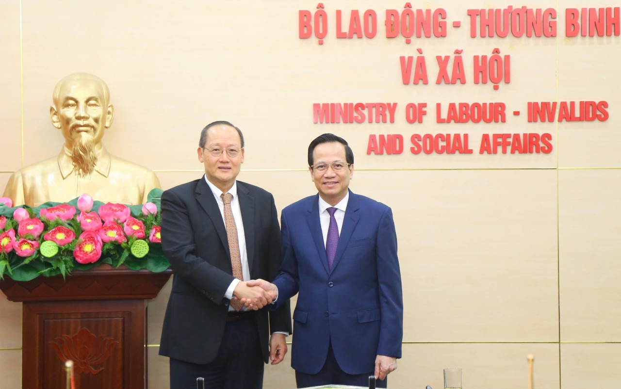 Bộ trưởng Đào Ngọc Dung đã tiếp xã giao và trao đổi với Ông Tan See Leng, Bộ trưởng Bộ Nhân lực kiêm Bộ trưởng thứ hai Bộ Công thương Singapore về tình hình hợp tác giữa hai nước trong lĩnh vực lao động, phát triển nguồn nhân lực. Bộ trưởng Đào Ngọc Dung đã tiếp xã giao và trao đổi với Ông Tan See Leng, Bộ trưởng Bộ Nhân lực kiêm Bộ trưởng thứ hai Bộ Công thương Singapore về tình hình hợp tác giữa hai nước trong lĩnh vực lao động, phát triển nguồn nhân lực.