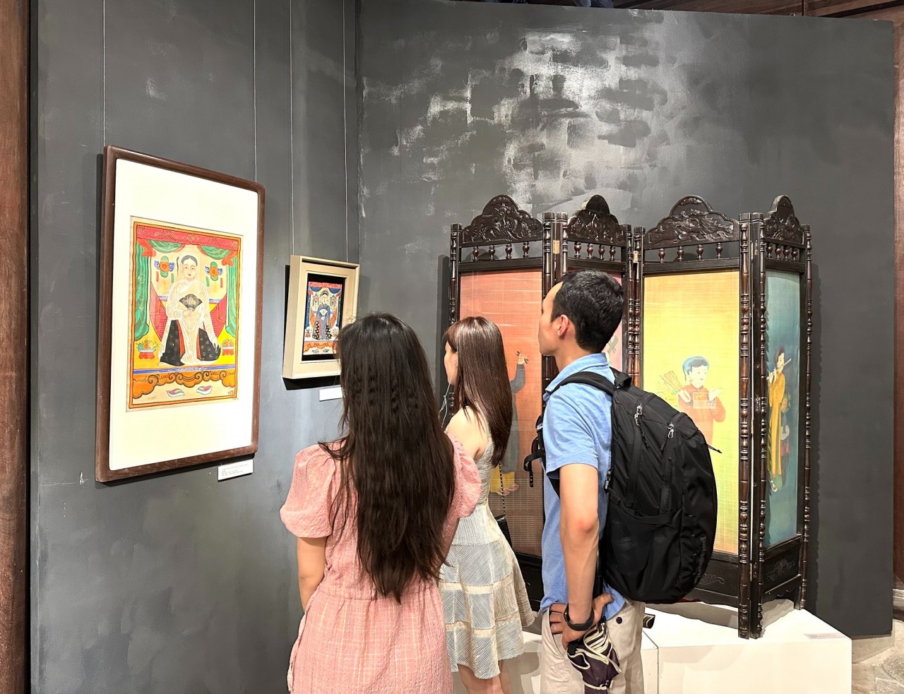 Công chúng tìm hiểu giá trị các bức tranh Hàng Trống và những sáng tác lấy cảm hứng từ tranh Hàng Trống. Công chúng tìm hiểu giá trị các bức tranh Hàng Trống và những sáng tác lấy cảm hứng từ tranh Hàng Trống.