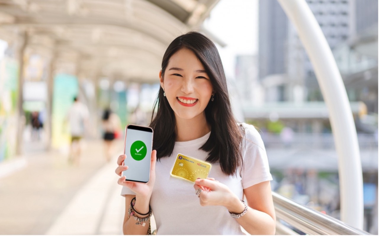 HDBank trao thưởng gần 1 tỷ đồng cho 17 khách hàng mở “siêu thẻ” HDBank Petrolimex 4 trong 1